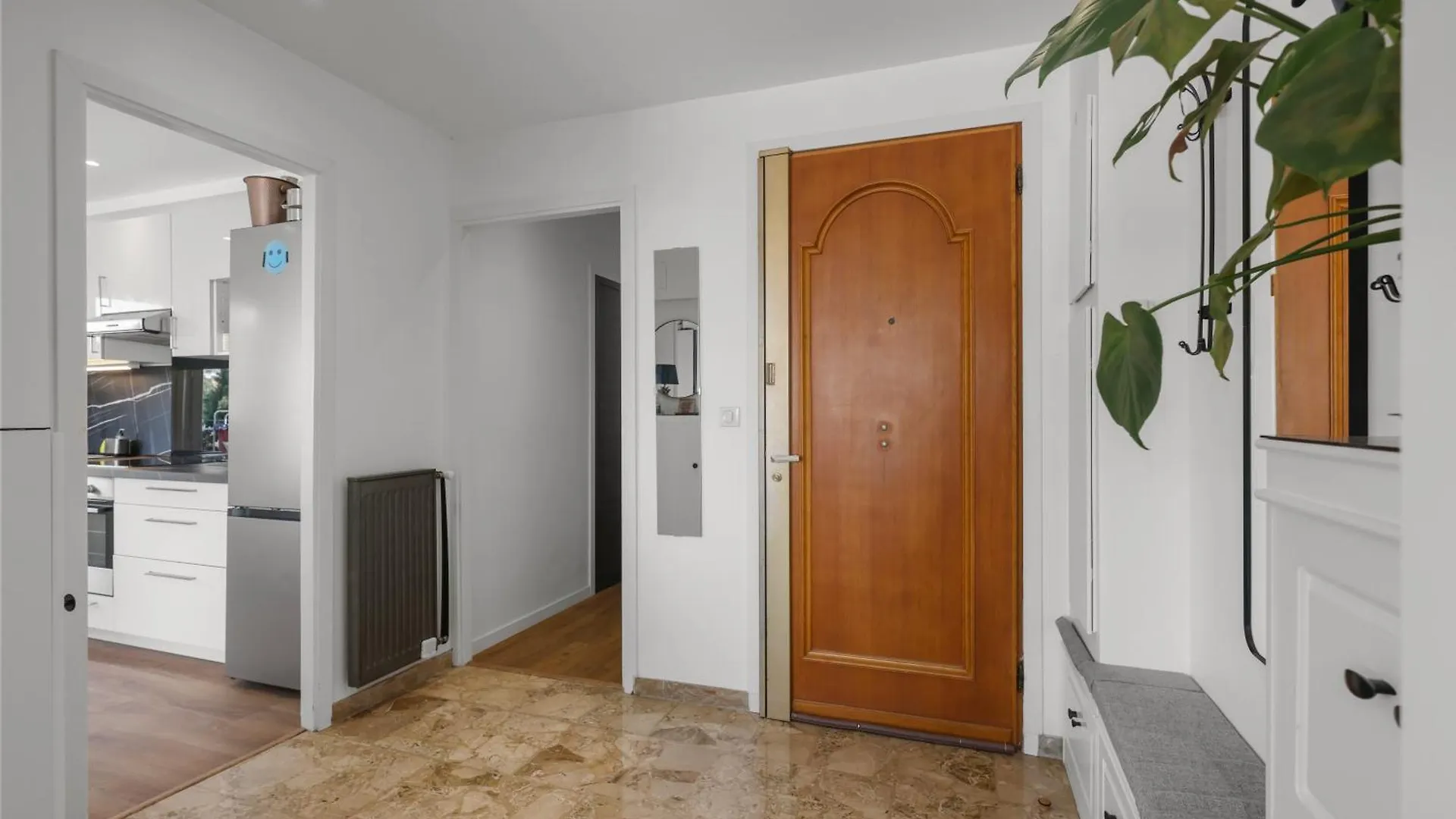 Cannes Beach Access, Private Room In Shared 3-Bedroom Apartment, Private Bathroom, Living Room With Sea View Suite Parentale Salle De Bain Privee Acces Plages & Vue Mer Du Salon Dans Appartement Partage Chez L'Habitant