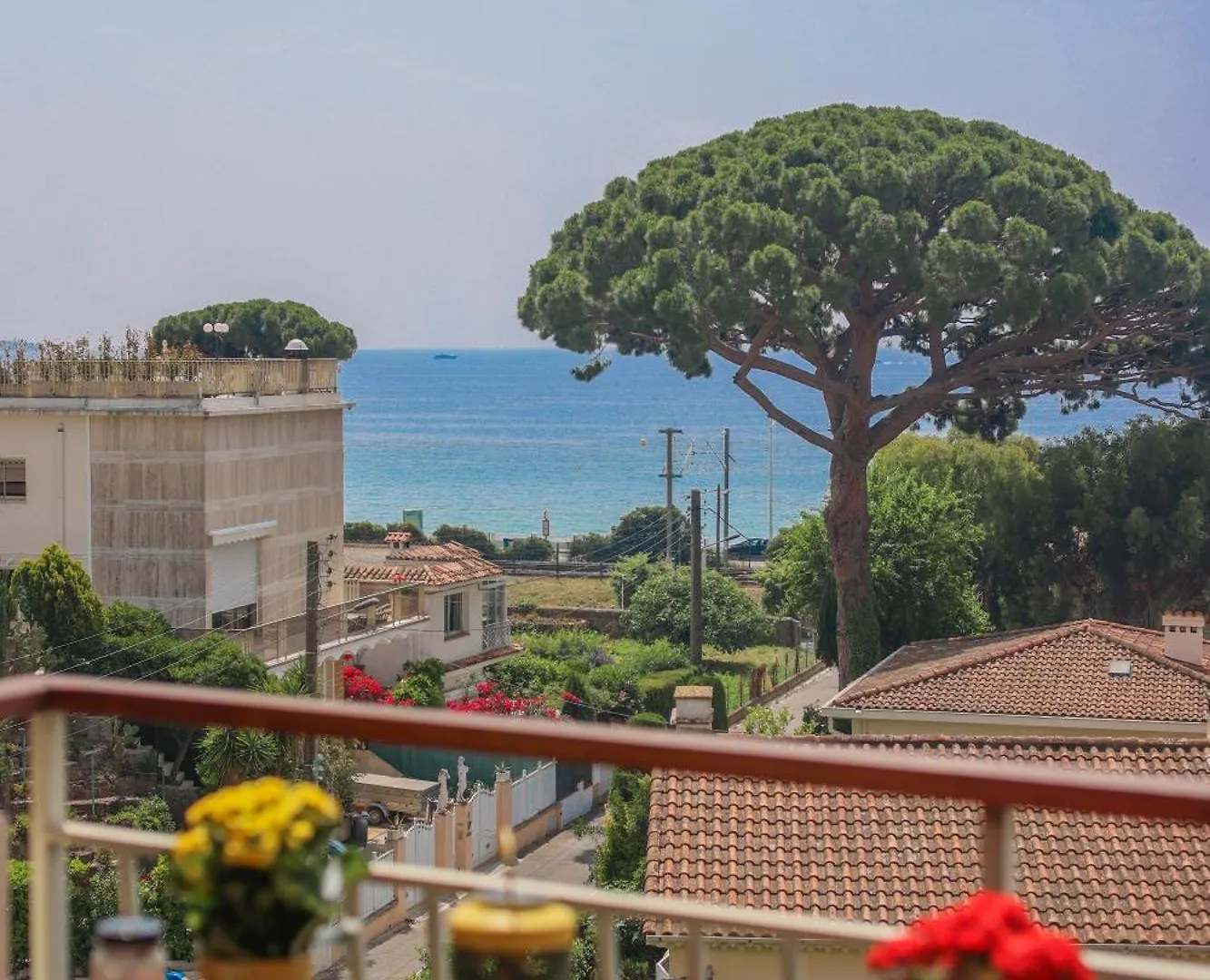 Cannes Beach Access, Private Room In Shared 3-Bedroom Apartment, Private Bathroom, Living Room With Sea View Suite Parentale Salle De Bain Privee Acces Plages & Vue Mer Du Salon Dans Appartement Partage Chez L'Habitant Homestay