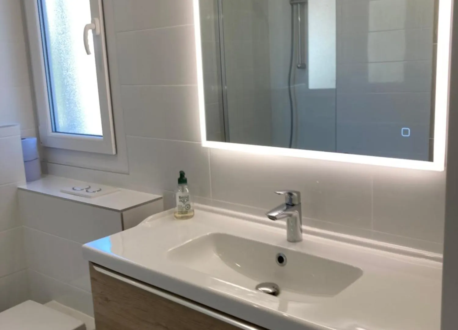 Cannes Beach Access, Private Room In Shared 3-Bedroom Apartment, Private Bathroom, Living Room With Sea View Suite Parentale Salle De Bain Privee Acces Plages & Vue Mer Du Salon Dans Appartement Partage Chez L'Habitant