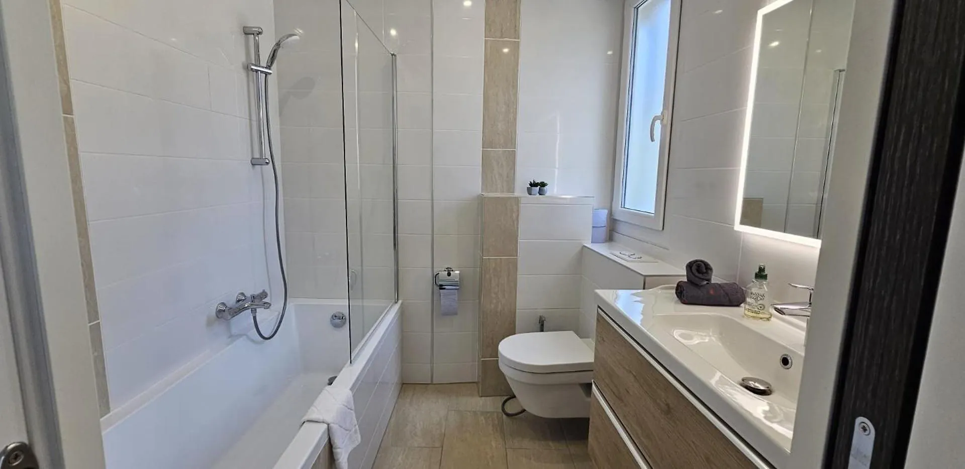 ホームステイ Cannes Beach Access, Private Room In Shared 3-Bedroom Apartment, Private Bathroom, Living Room With Sea View Suite Parentale Salle De Bain Privee Acces Plages & Vue Mer Du Salon Dans Appartement Partage Chez L'Habitant