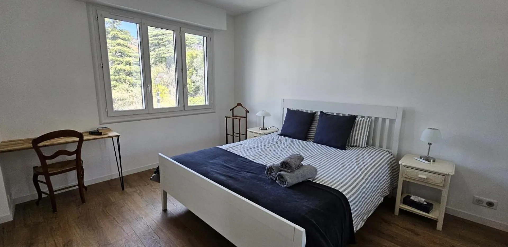 Homestay Cannes Beach Access, Private Room In Shared 3-Bedroom Apartment, Private Bathroom, Living Room With Sea View Suite Parentale Salle De Bain Privee Acces Plages & Vue Mer Du Salon Dans Appartement Partage Chez L'Habitant