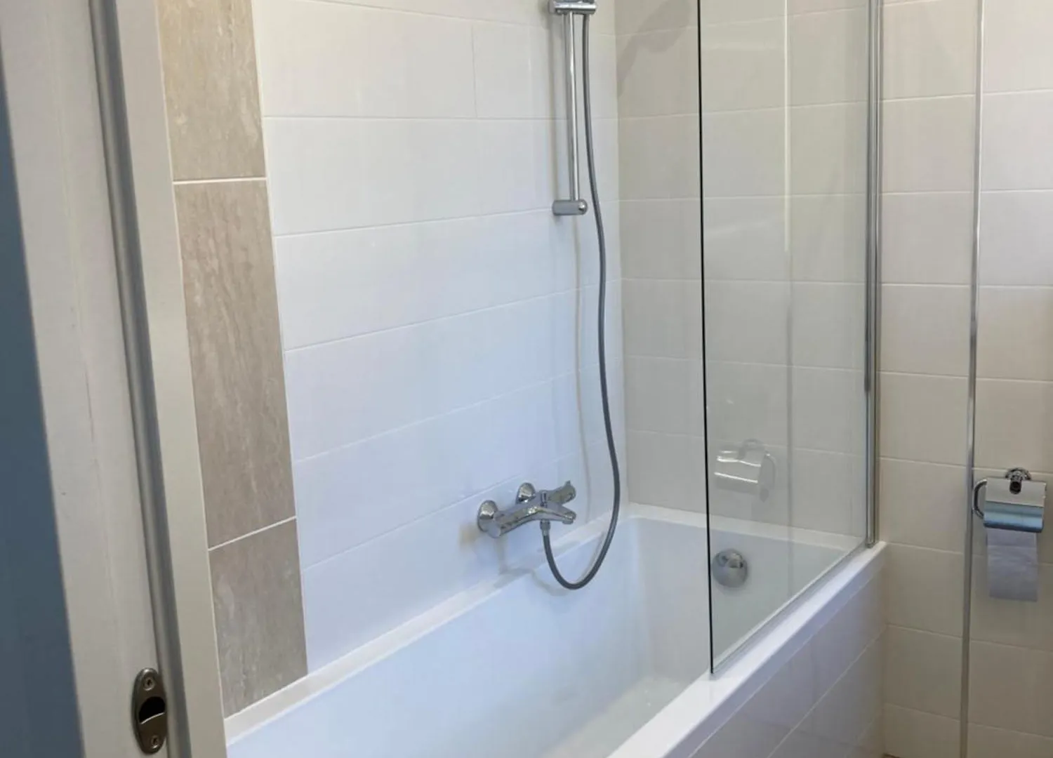 Cannes Beach Access, Private Room In Shared 3-Bedroom Apartment, Private Bathroom, Living Room With Sea View Suite Parentale Salle De Bain Privee Acces Plages & Vue Mer Du Salon Dans Appartement Partage Chez L'Habitant 0*,  フランス