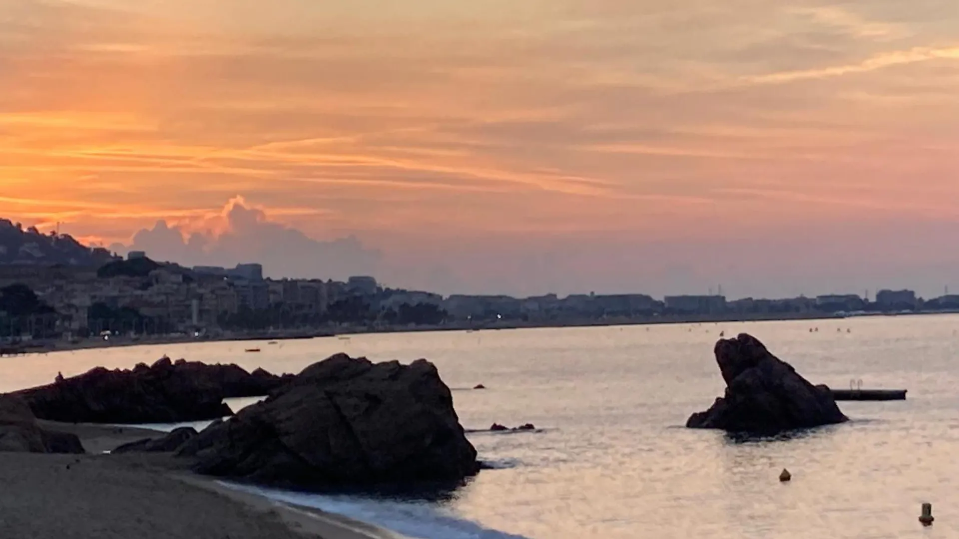 Cannes Beach Access, Private Room In Shared 3-Bedroom Apartment, Private Bathroom, Living Room With Sea View Suite Parentale Salle De Bain Privee Acces Plages & Vue Mer Du Salon Dans Appartement Partage Chez L'Habitant 0*,