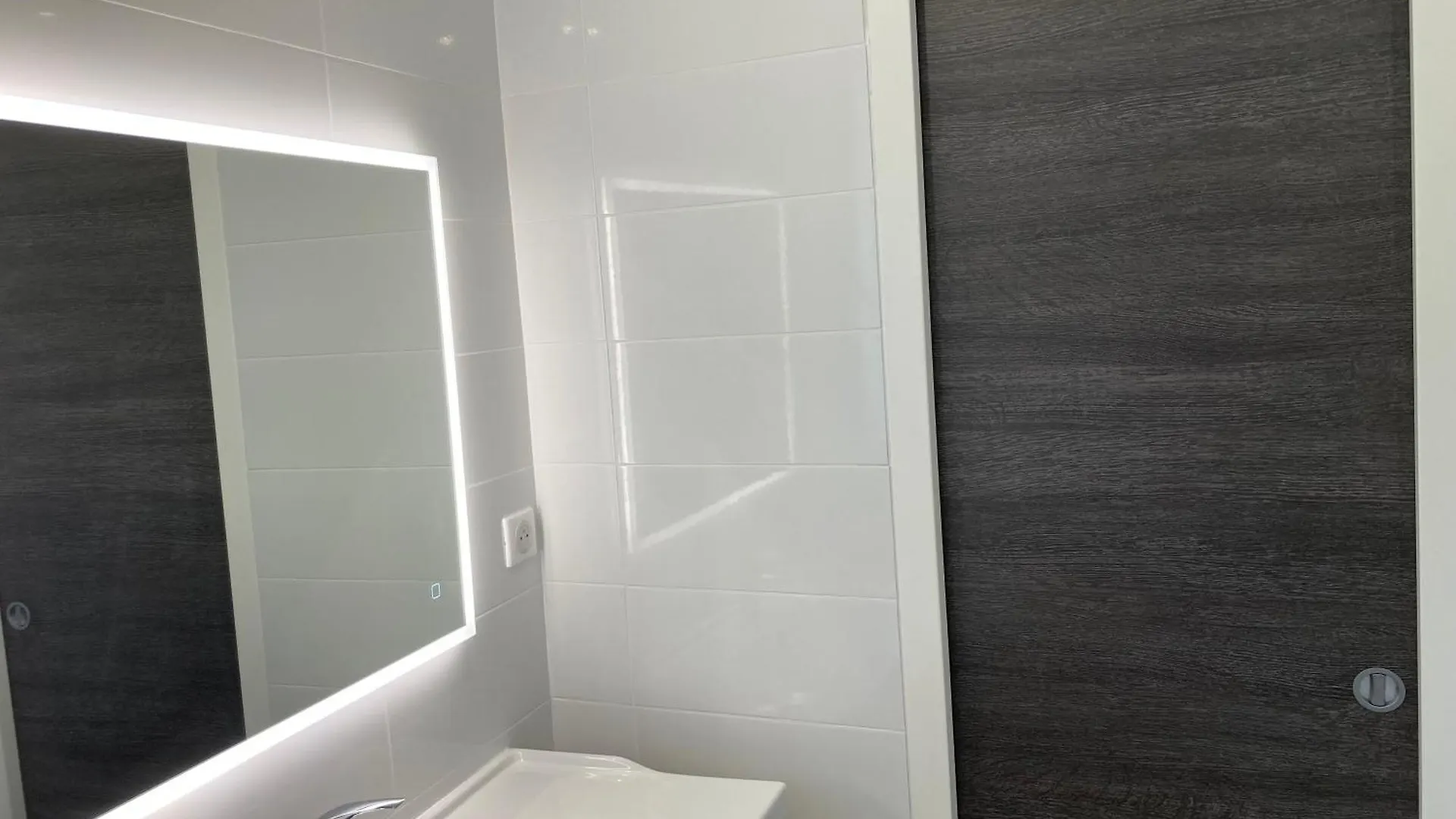 Cannes Beach Access, Private Room In Shared 3-Bedroom Apartment, Private Bathroom, Living Room With Sea View Suite Parentale Salle De Bain Privee Acces Plages & Vue Mer Du Salon Dans Appartement Partage Chez L'Habitant フランス