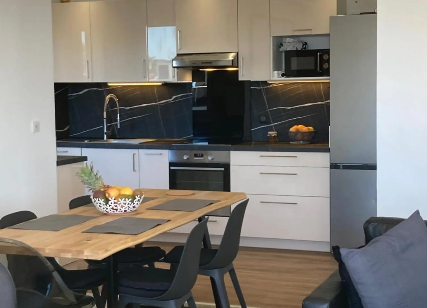 ホームステイ Cannes Beach Access, Private Room In Shared 3-Bedroom Apartment, Private Bathroom, Living Room With Sea View Suite Parentale Salle De Bain Privee Acces Plages & Vue Mer Du Salon Dans Appartement Partage Chez L'Habitant フランス