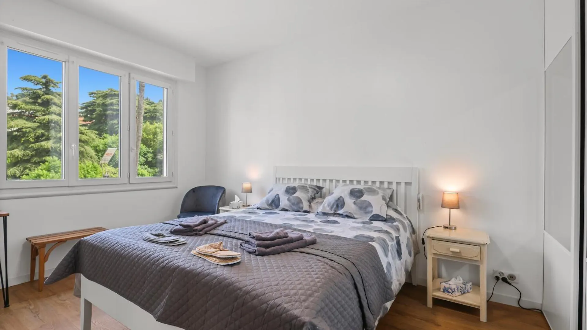 ホームステイ Cannes Beach Access, Private Room In Shared 3-Bedroom Apartment, Private Bathroom, Living Room With Sea View Suite Parentale Salle De Bain Privee Acces Plages & Vue Mer Du Salon Dans Appartement Partage Chez L'Habitant