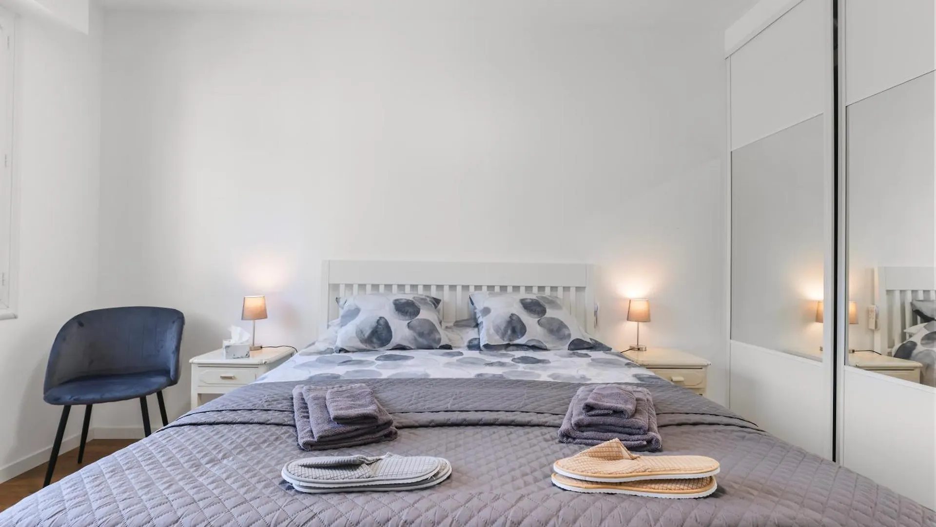 Cannes Beach Access, Private Room In Shared 3-Bedroom Apartment, Private Bathroom, Living Room With Sea View Suite Parentale Salle De Bain Privee Acces Plages & Vue Mer Du Salon Dans Appartement Partage Chez L'Habitant フランス