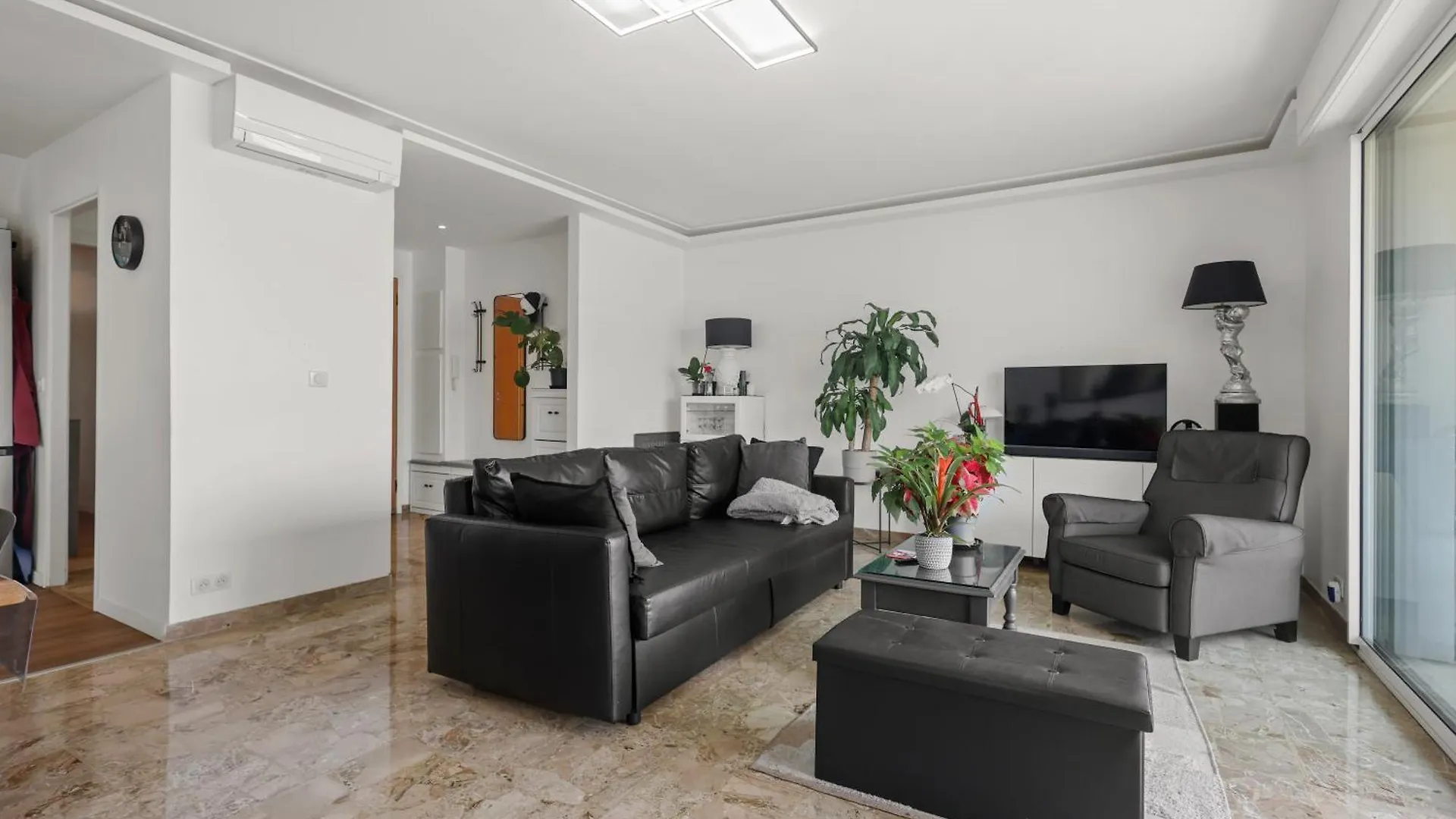 Cannes Beach Access, Private Room In Shared 3-Bedroom Apartment, Private Bathroom, Living Room With Sea View Suite Parentale Salle De Bain Privee Acces Plages & Vue Mer Du Salon Dans Appartement Partage Chez L'Habitant 0*,  フランス