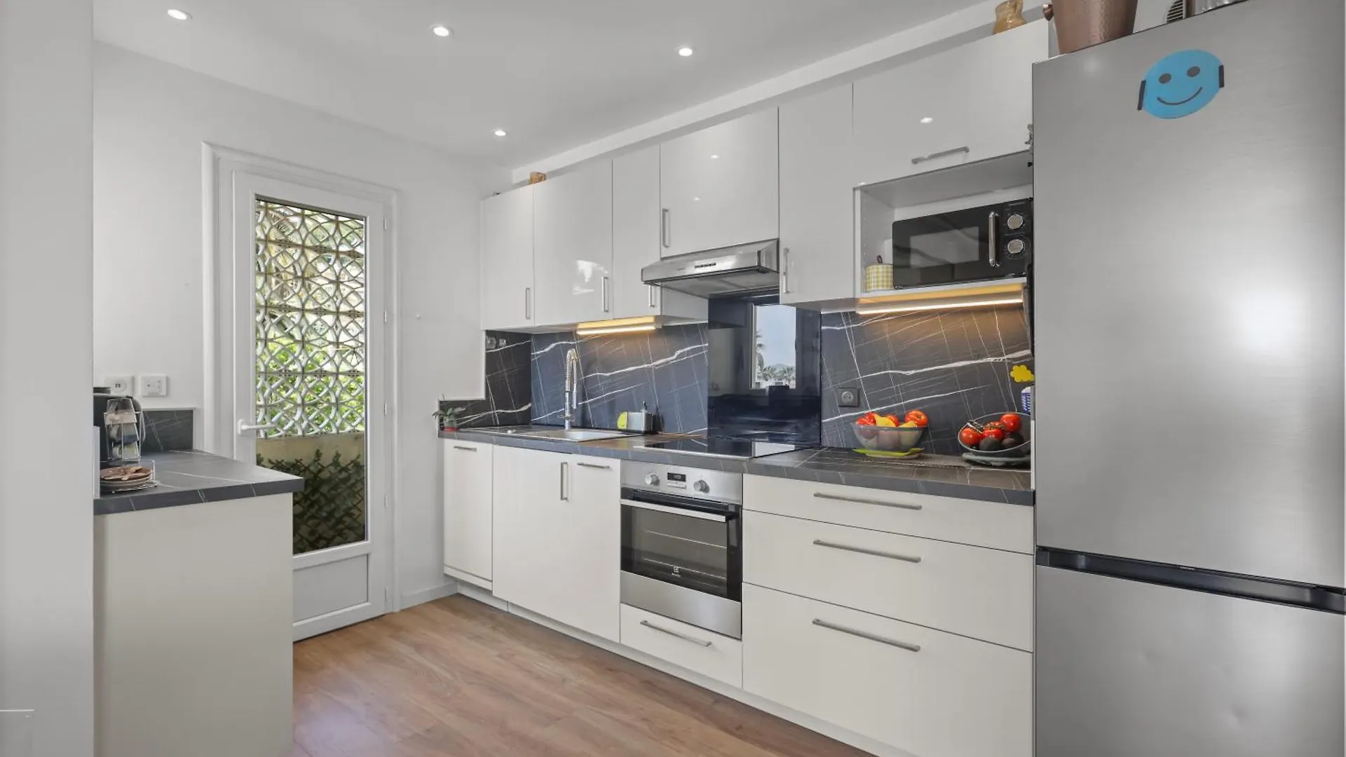Cannes Beach Access, Private Room In Shared 3-Bedroom Apartment, Private Bathroom, Living Room With Sea View Suite Parentale Salle De Bain Privee Acces Plages & Vue Mer Du Salon Dans Appartement Partage Chez L'Habitant Homestay